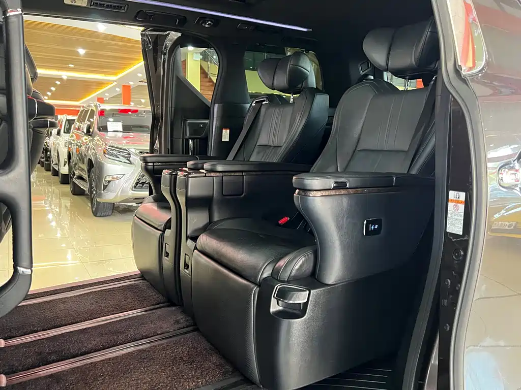 Toyota Alphard — фото 13