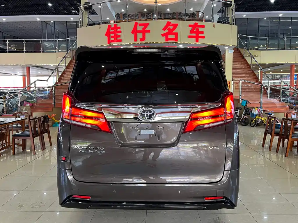 Toyota Alphard — фото 4