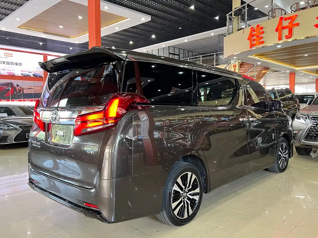 Toyota Alphard — фото 5