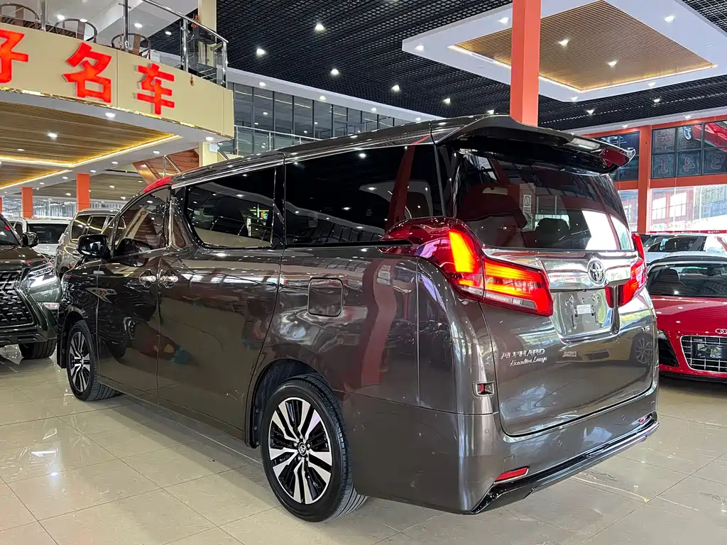 Toyota Alphard — фото 6
