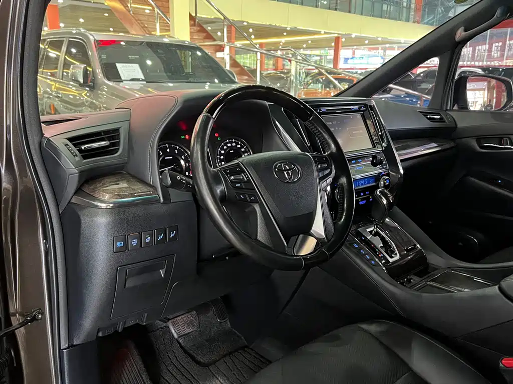 Toyota Alphard — фото 7