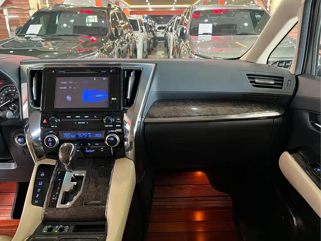 Toyota Alphard — фото 11