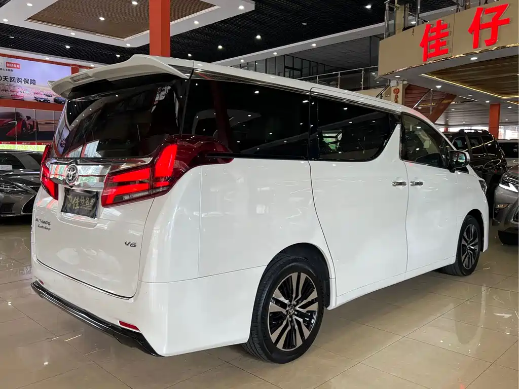 Toyota Alphard — фото 4