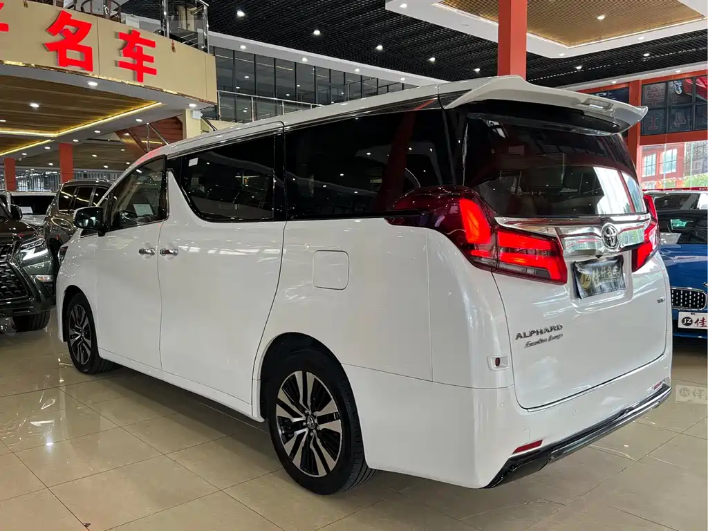 Toyota Alphard — фото 6