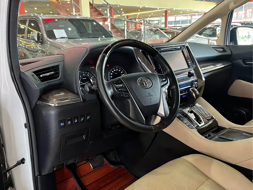 Toyota Alphard — фото 7