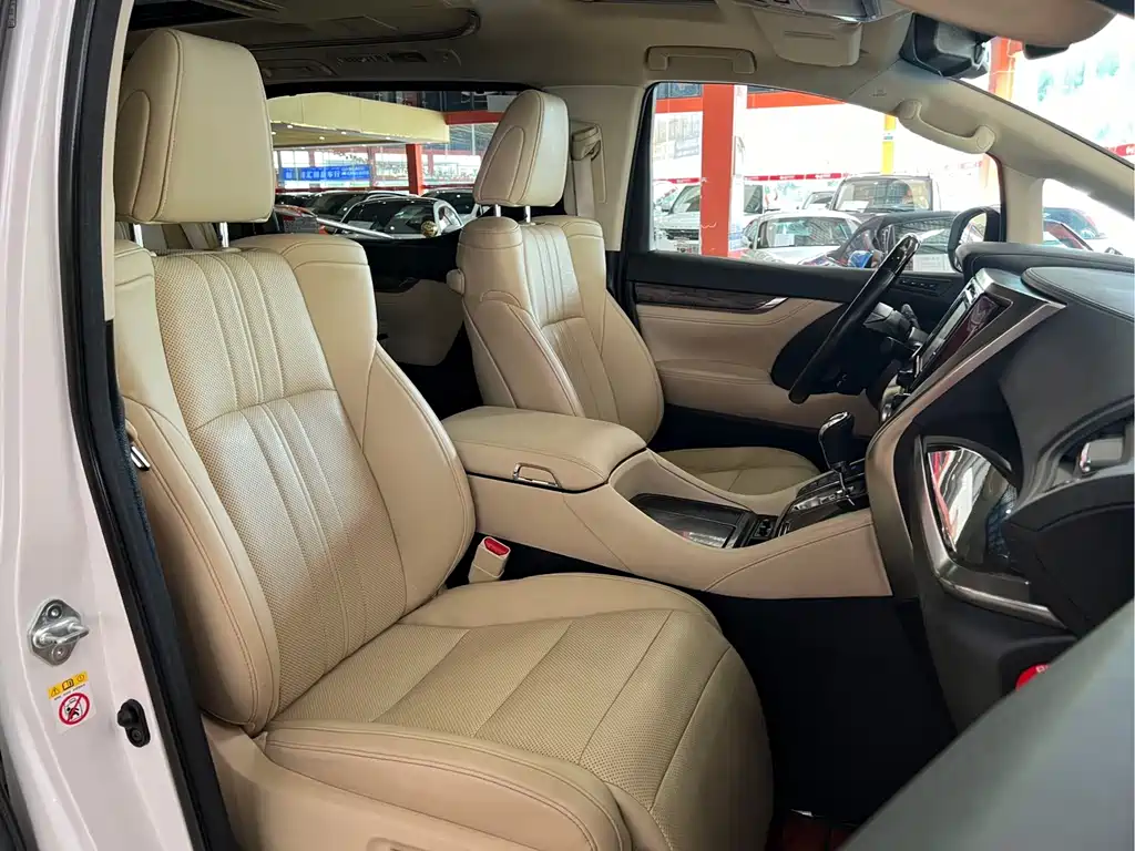 Toyota Alphard — фото 9