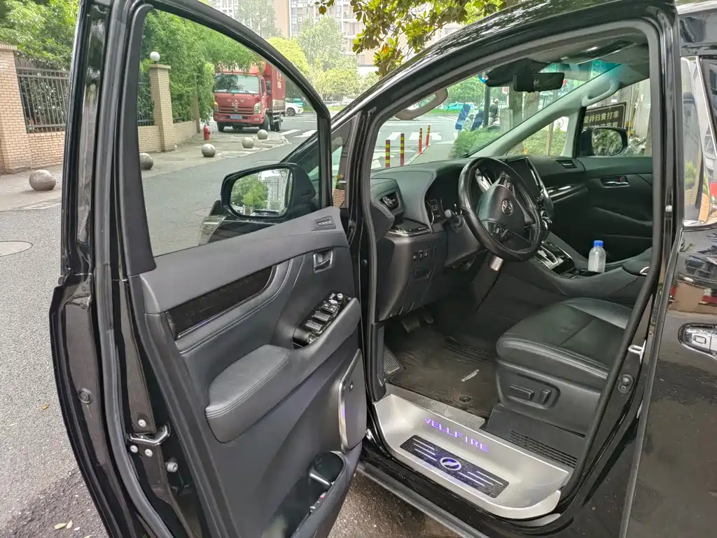Toyota Vellfire — фото 2