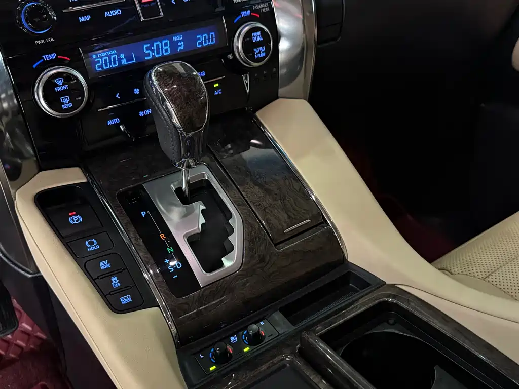 Toyota Vellfire — фото 11