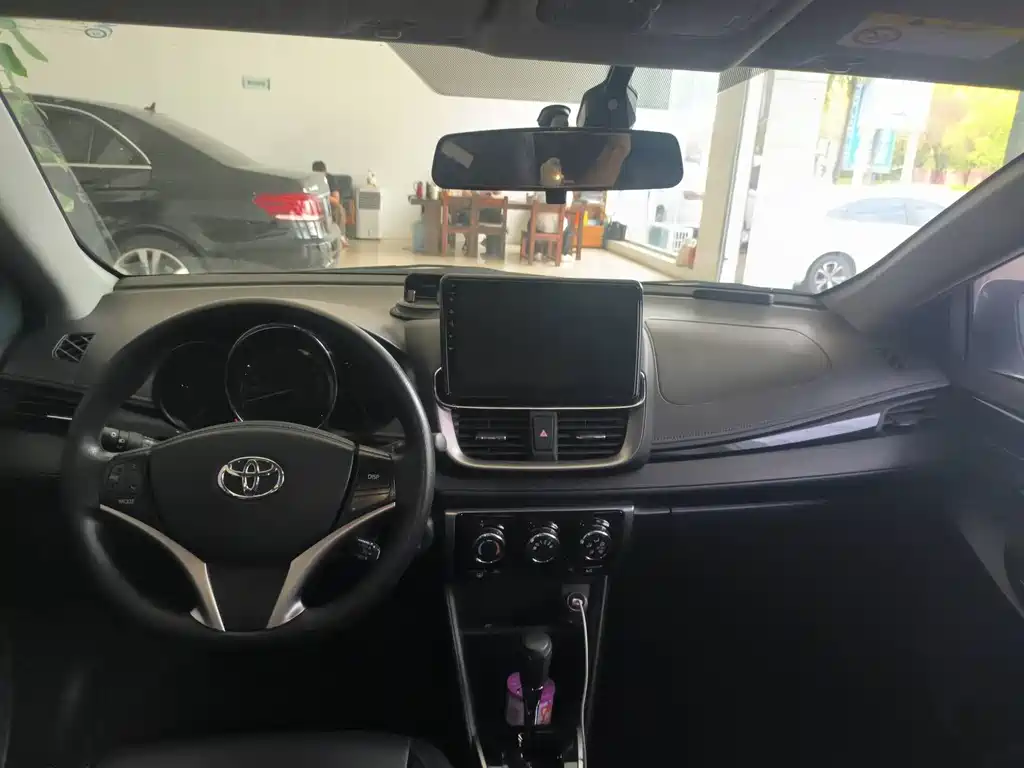 Toyota Yaris L — фото 3