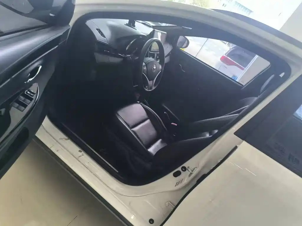 Toyota Yaris L — фото 7