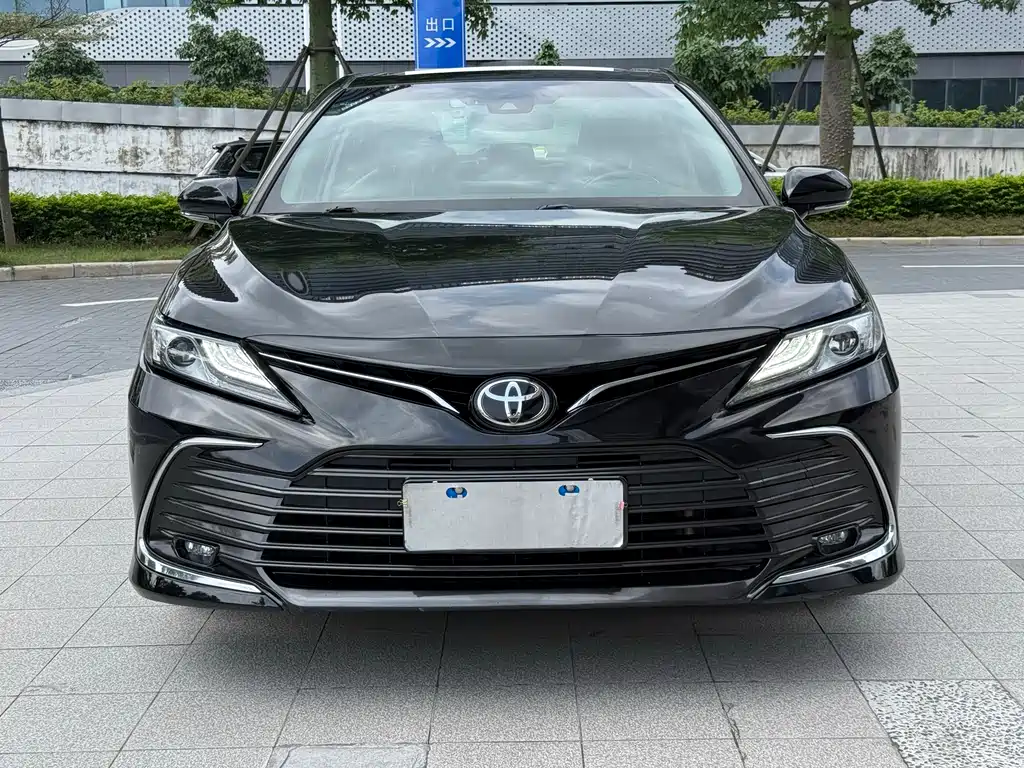 Toyota Camry — фото 2