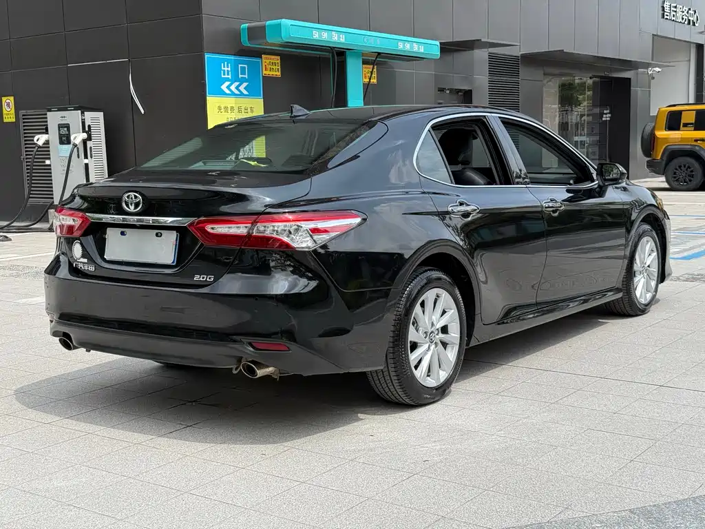 Toyota Camry — фото 4