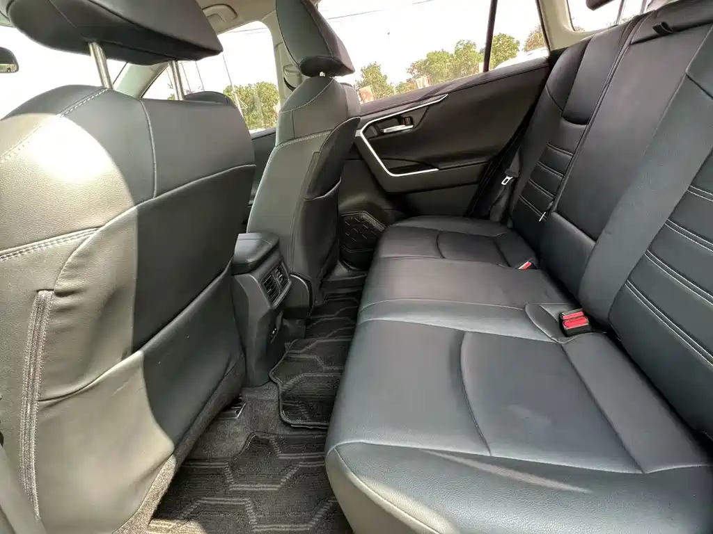 Toyota RAV4 — фото 3