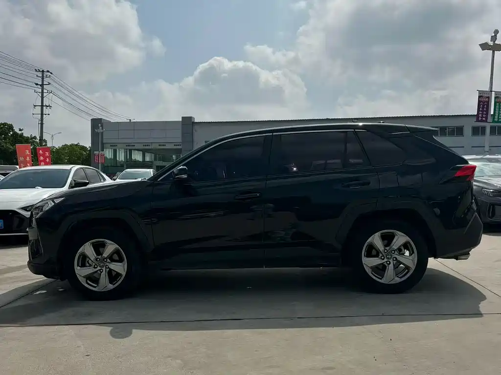 Toyota RAV4 — фото 5