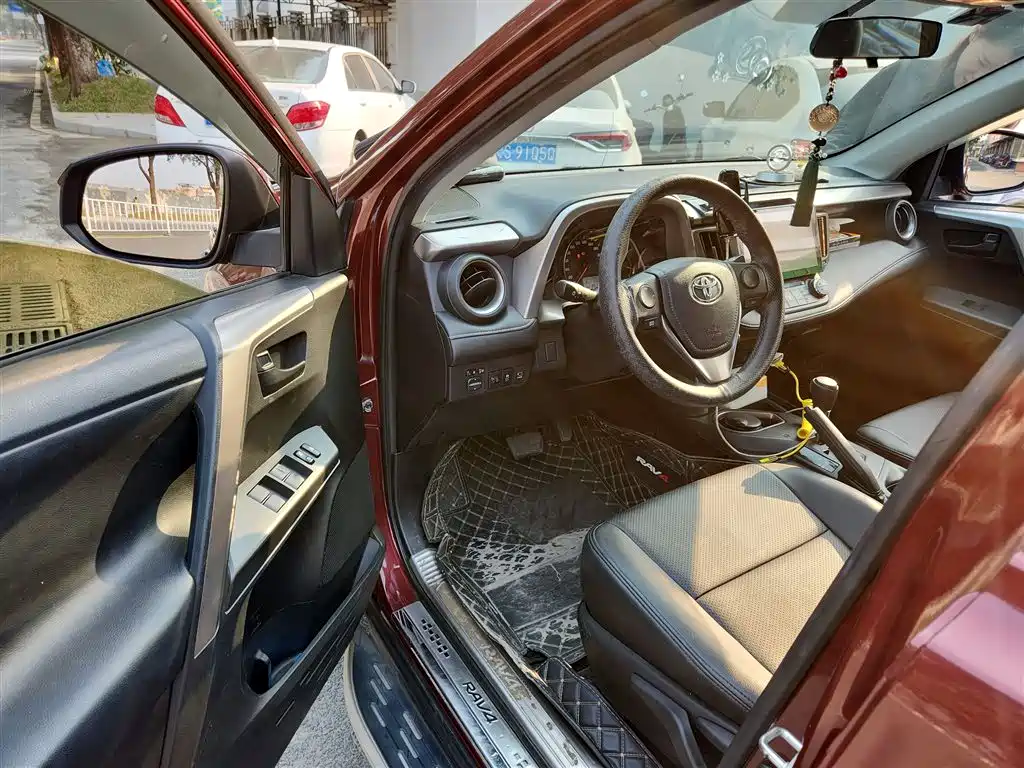 Toyota RAV4 — фото 14