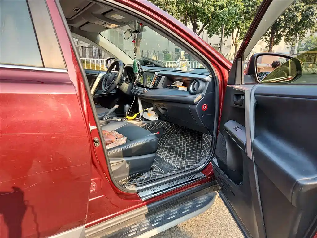 Toyota RAV4 — фото 20