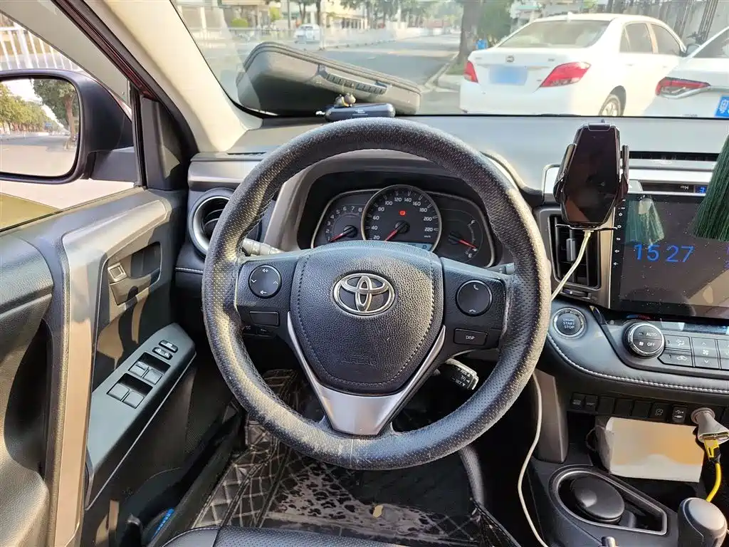 Toyota RAV4 — фото 3