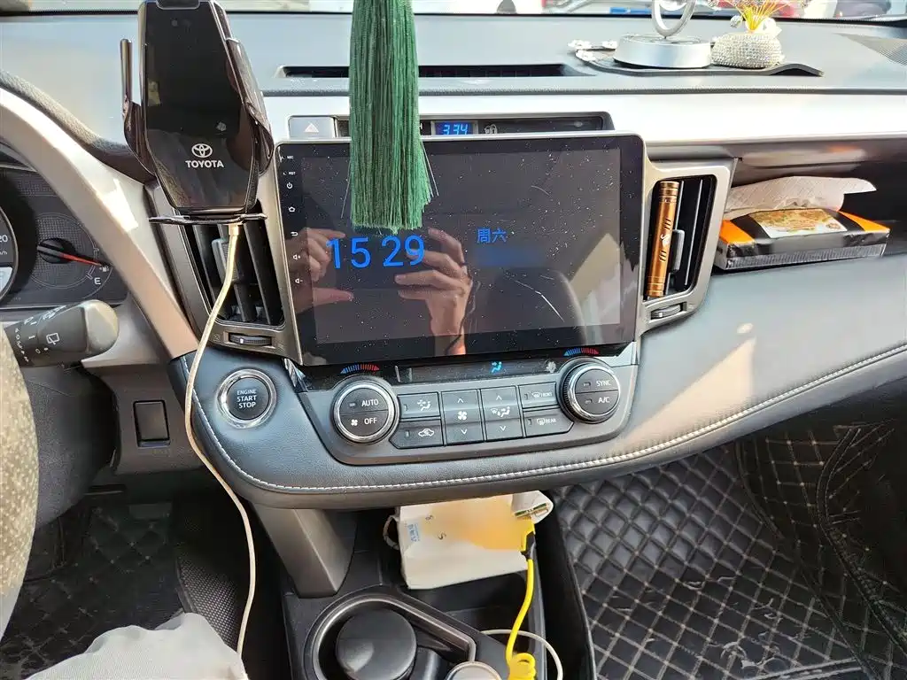 Toyota RAV4 — фото 6