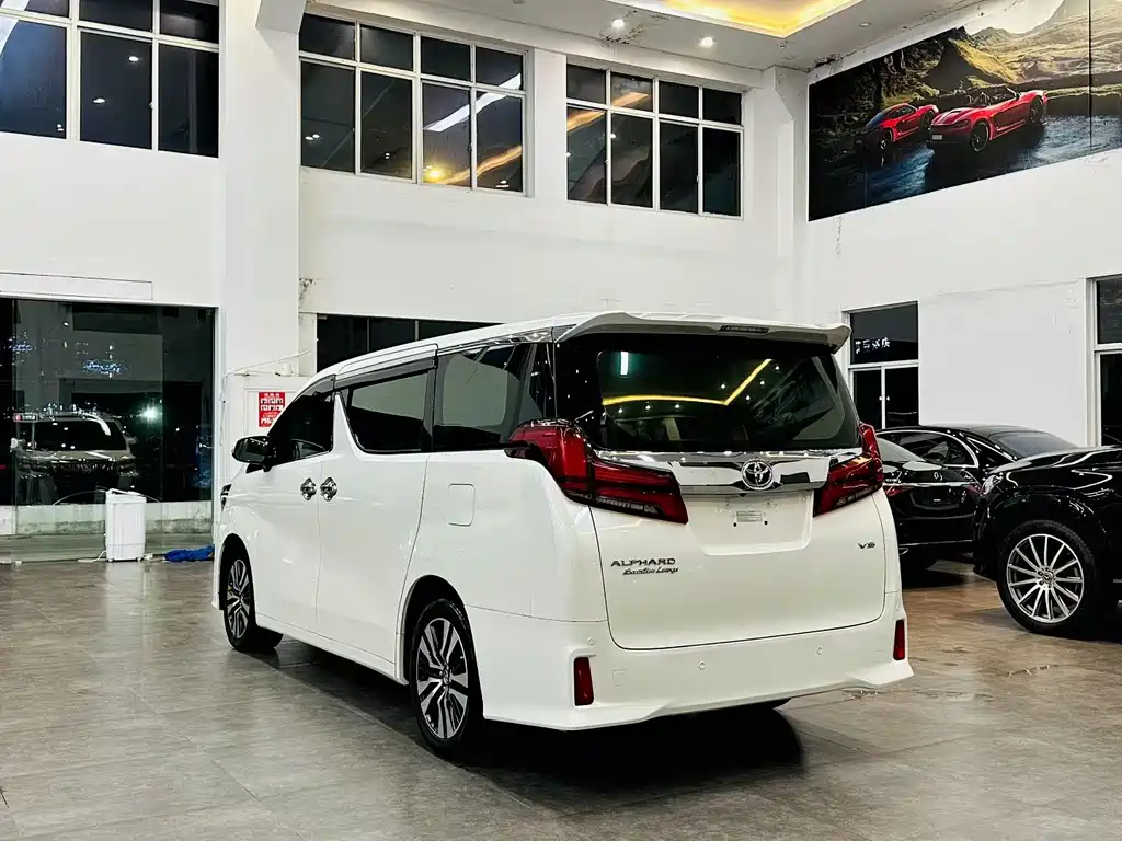 Toyota Alphard — фото 4