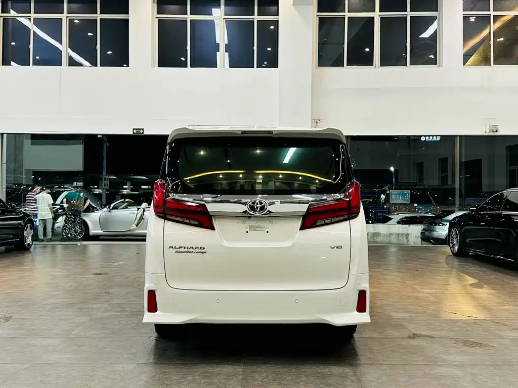 Toyota Alphard — фото 5
