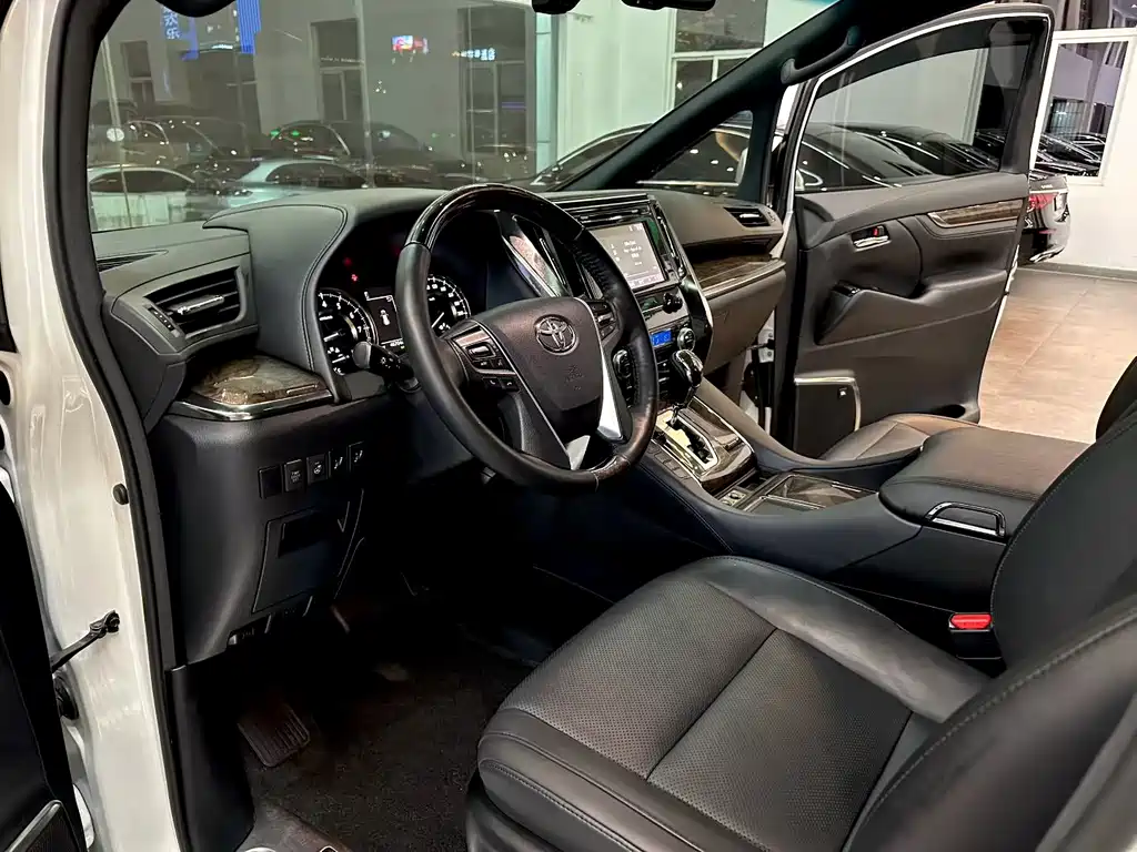 Toyota Alphard — фото 6