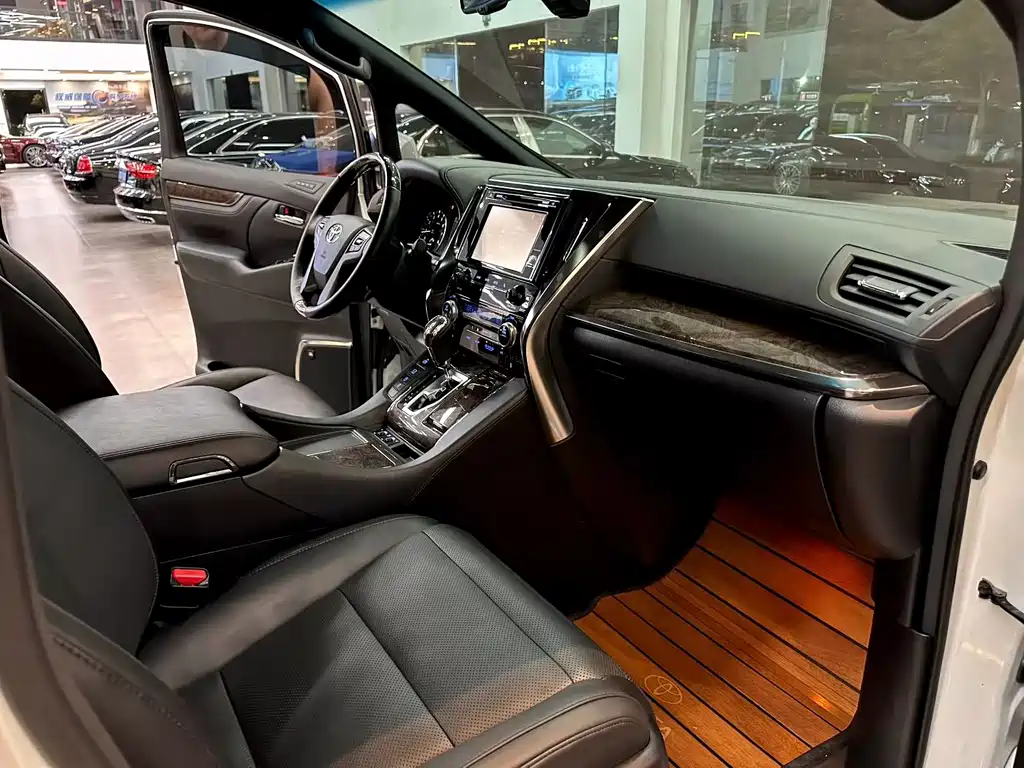 Toyota Alphard — фото 7