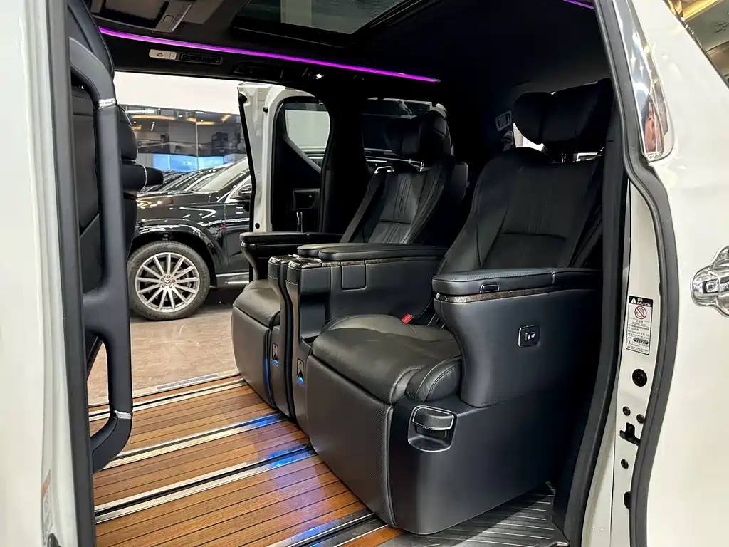 Toyota Alphard — фото 8