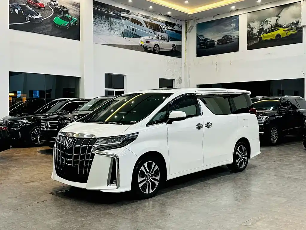 Toyota Alphard — фото 1