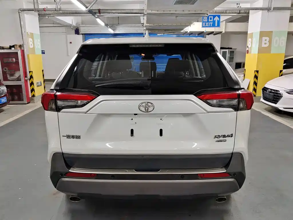 Toyota RAV4 — фото 5