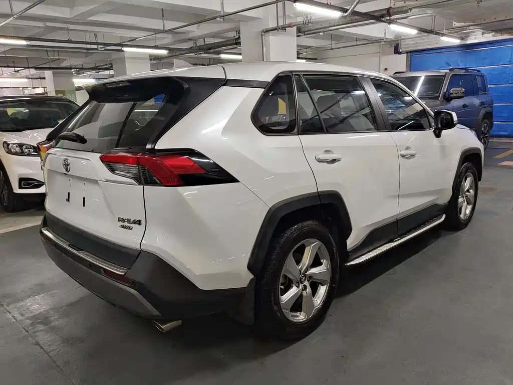 Toyota RAV4 — фото 6
