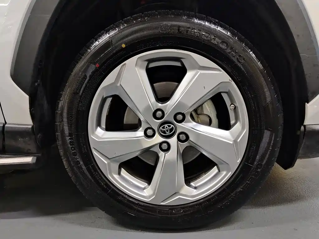 Toyota RAV4 — фото 7