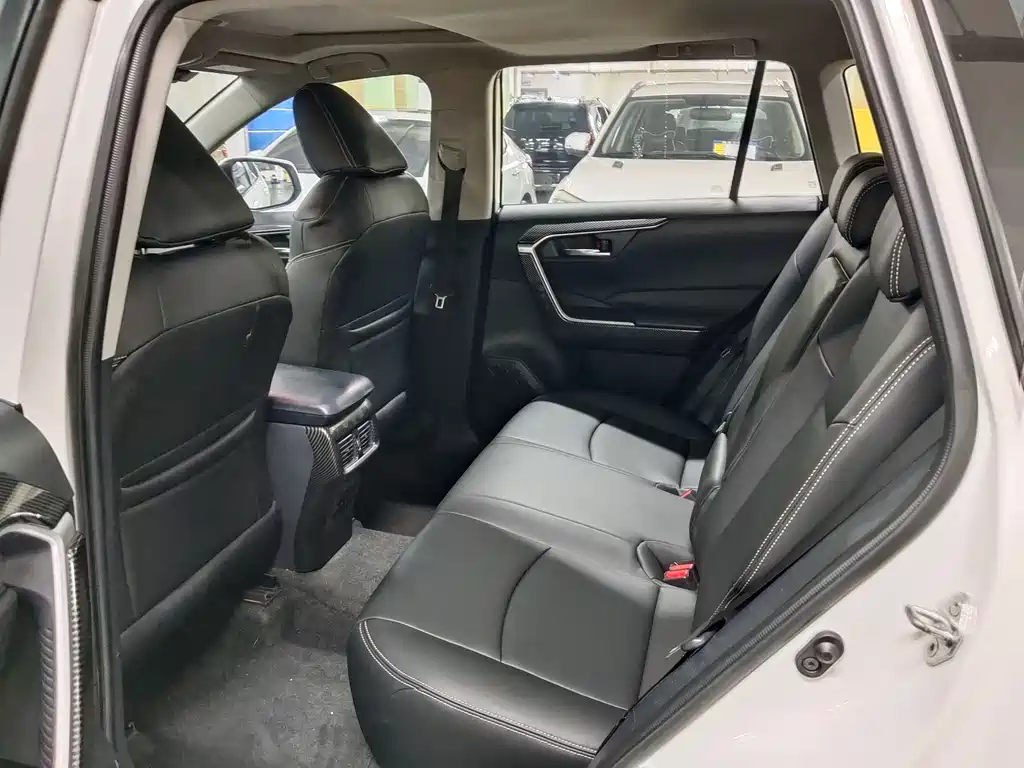Toyota RAV4 — фото 10