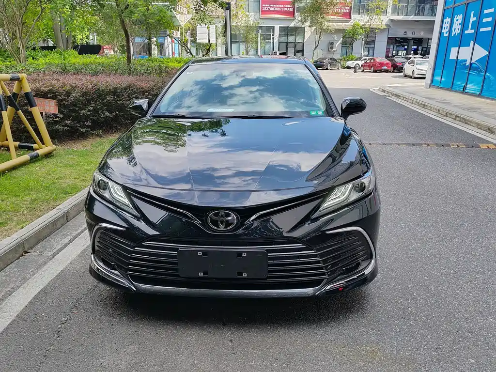 Toyota Camry — фото 2