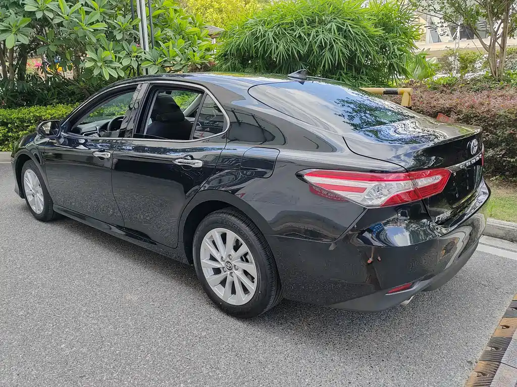 Toyota Camry — фото 3