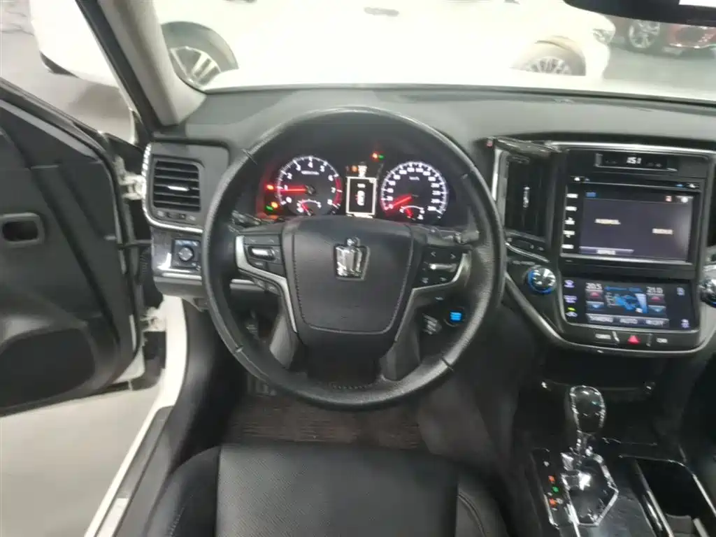 Toyota Crown — фото 11