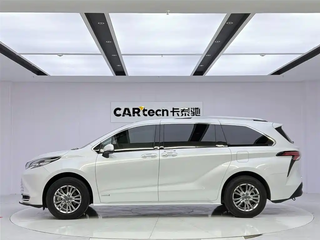 Toyota Sienna — фото 2