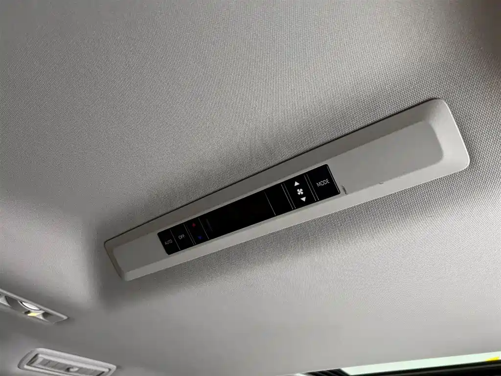 Toyota Sienna — фото 23