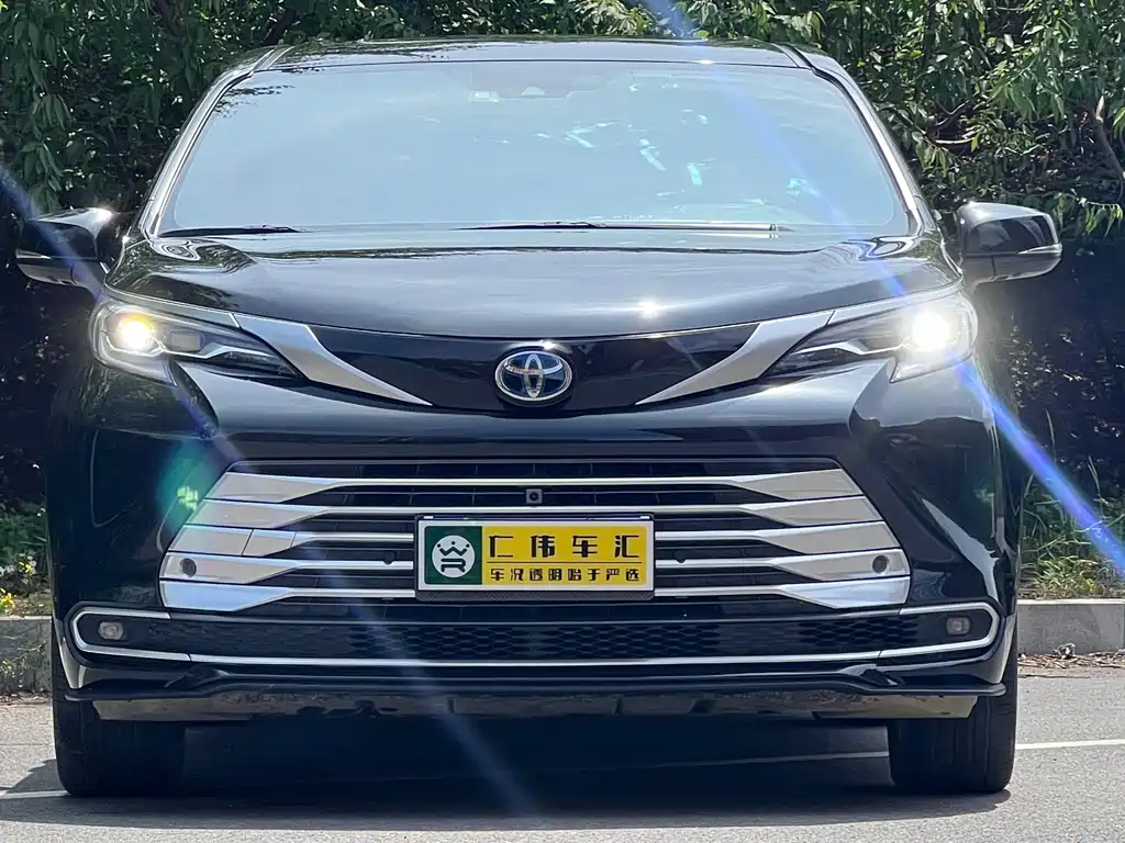 Toyota Sienna — фото 2