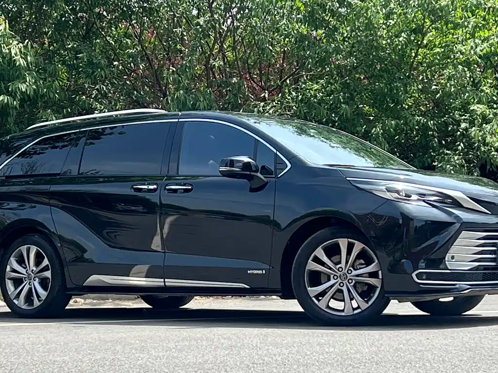 Toyota Sienna — фото 3