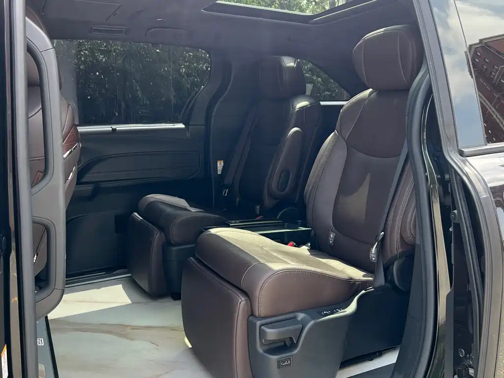 Toyota Sienna — фото 8