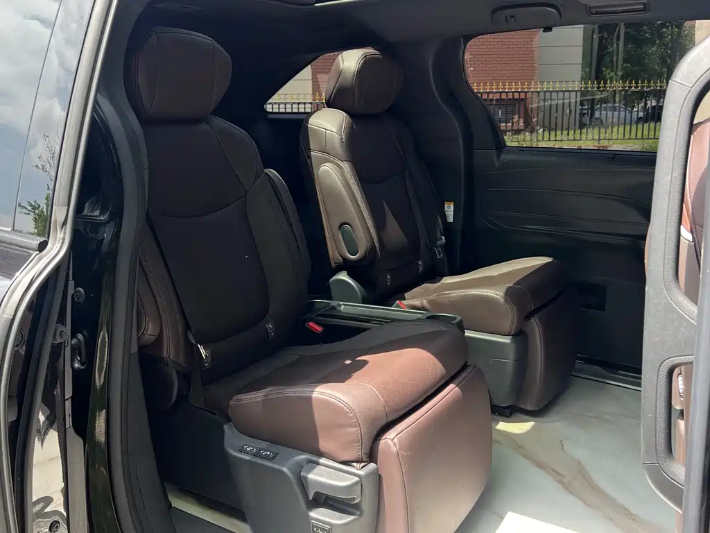 Toyota Sienna — фото 10