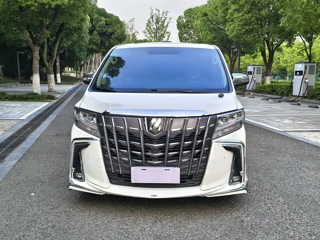 Toyota Alphard — фото 2
