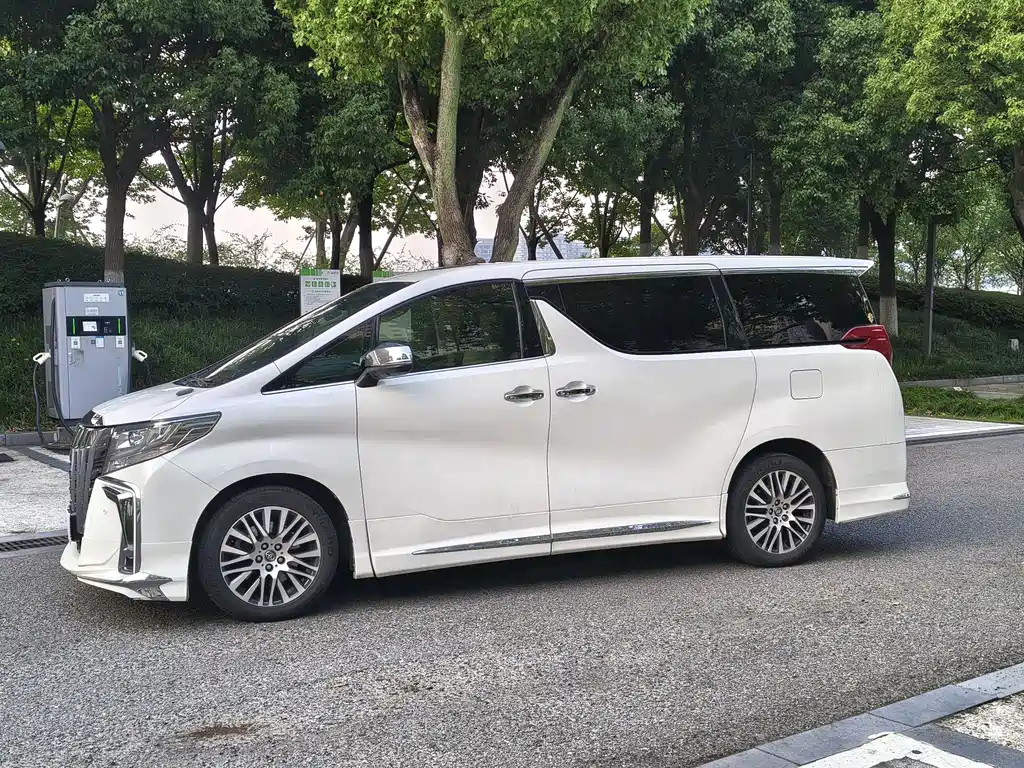Toyota Alphard — фото 3
