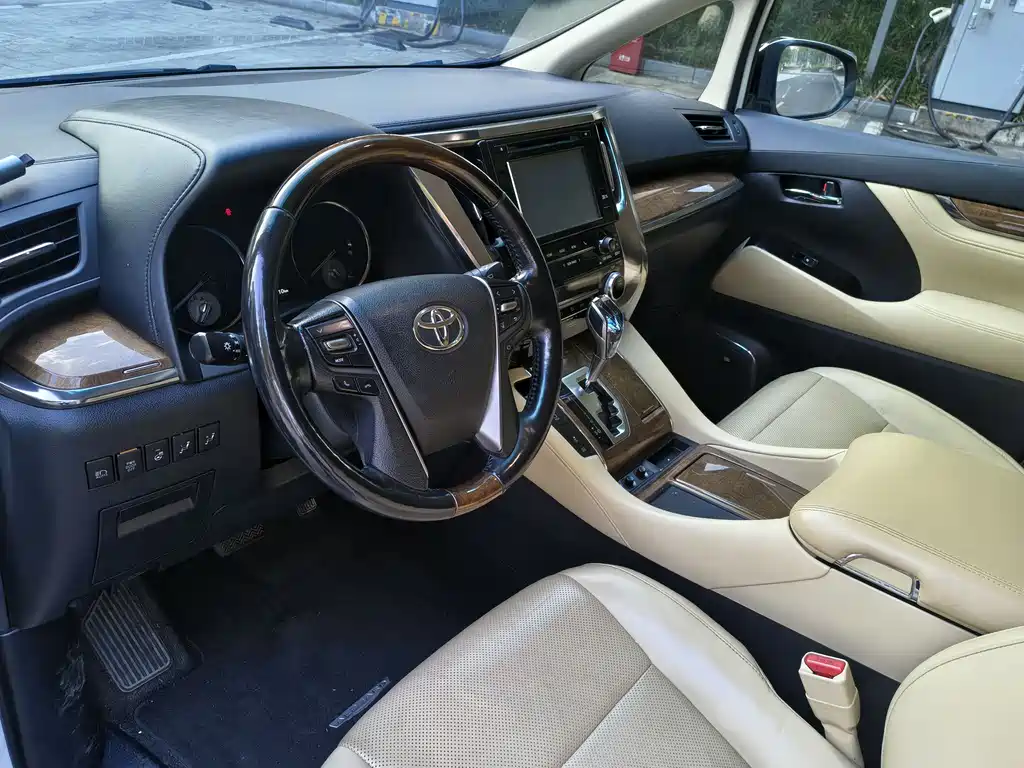 Toyota Alphard — фото 4