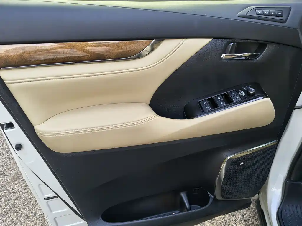 Toyota Alphard — фото 5