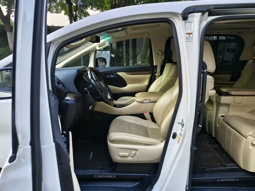 Toyota Alphard — фото 6