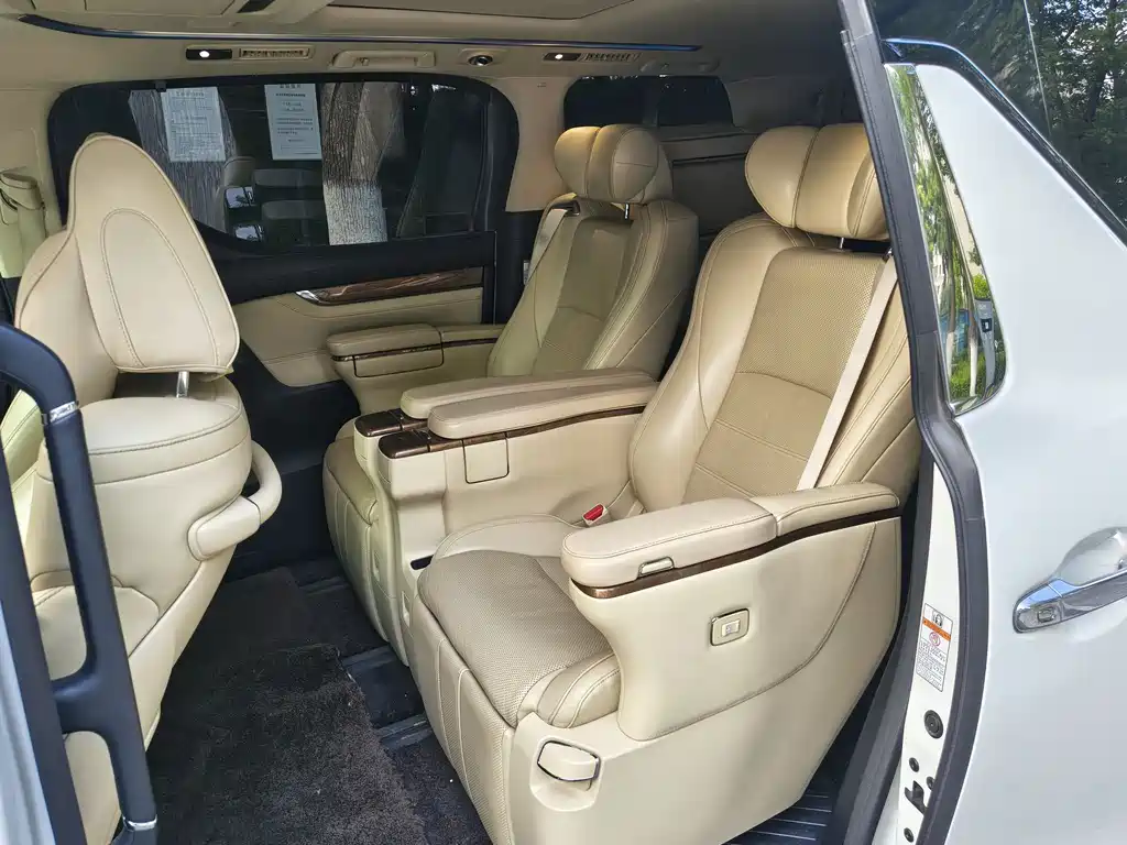 Toyota Alphard — фото 7
