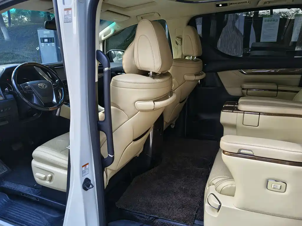 Toyota Alphard — фото 8