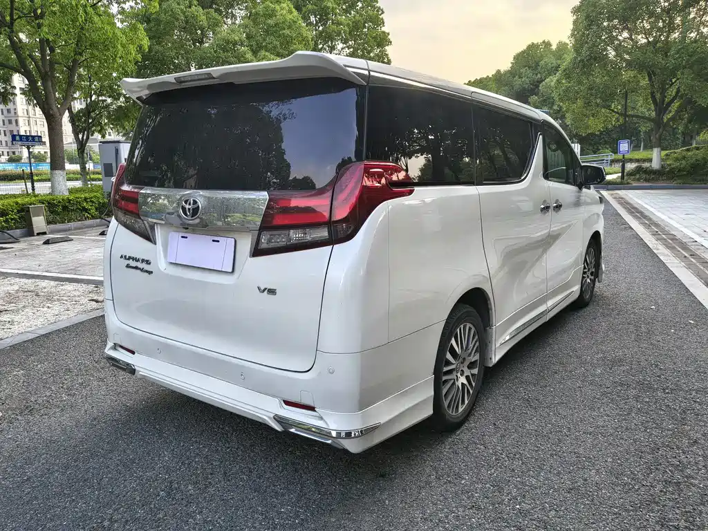 Toyota Alphard — фото 10
