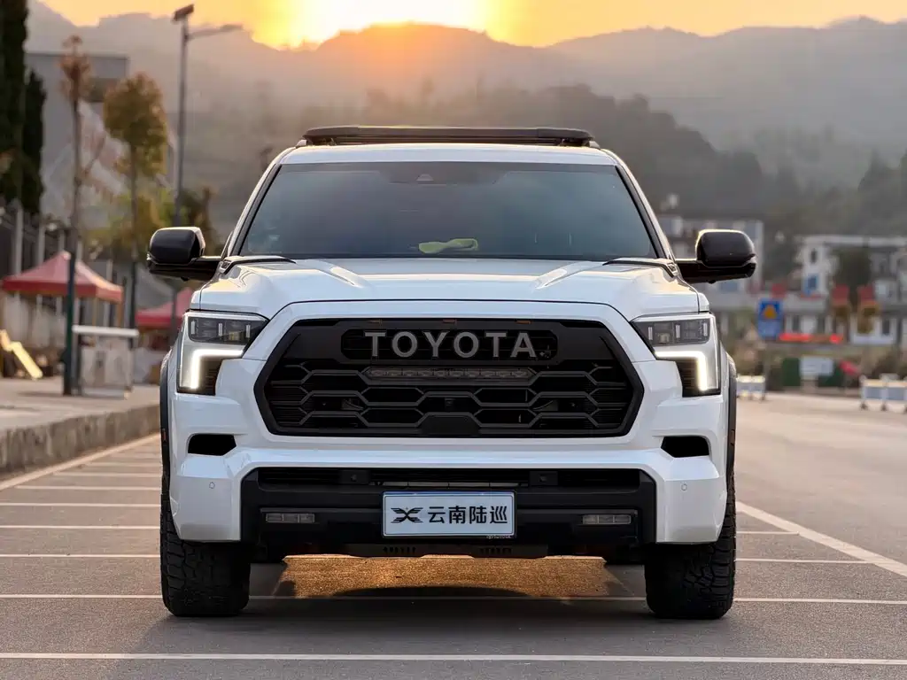 Toyota Sequoia — фото 2